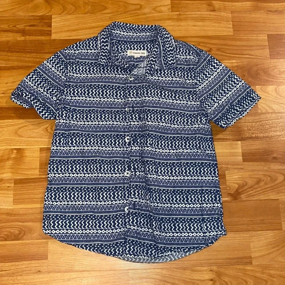 Tucker +Tate Boys Size 5 Blue White Geometric Print Short Sleeve Button Up Shirt - Picture 1 of 3